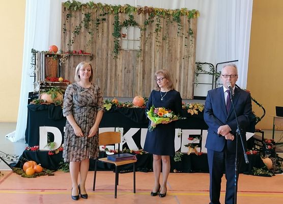 Dyrekcja wręcza kwiaty pracownicy szkoły