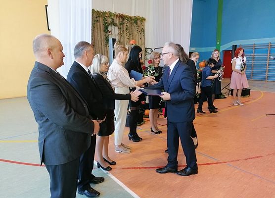 Dyrektor gratuluje nagrodzonym nauczycielom