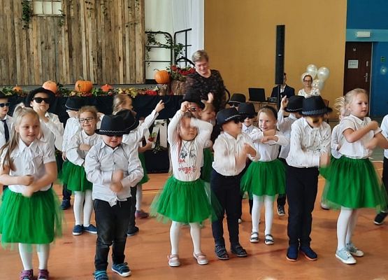 Grupa tańczących dzieci