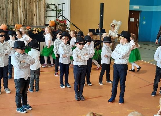 Dzieci tańczą podczas akademii