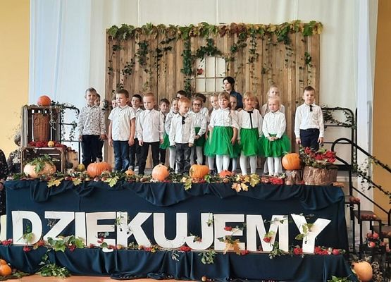 Przedszkolaki występują na szkolnej scenie