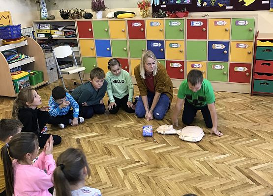 Nauczycielka rozmawia z grupą uczniów