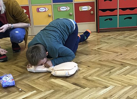 Uczeń ćwiczy na fantomie sztuczne oddychanie