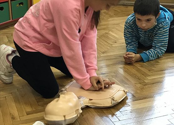 Uczennica uczy się udzielania pierwszej pomoc