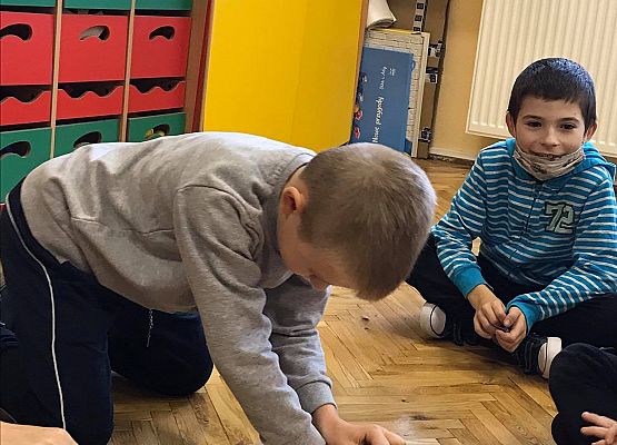 Chłopiec pochylony nad fantomem wykonuje RKO