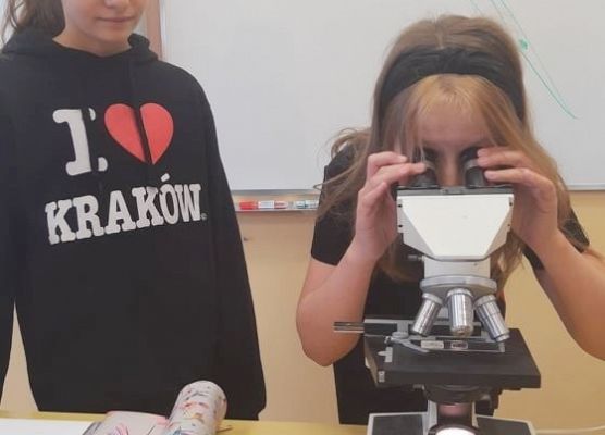 Uczennica prowadzi obserwację mikroskopową
