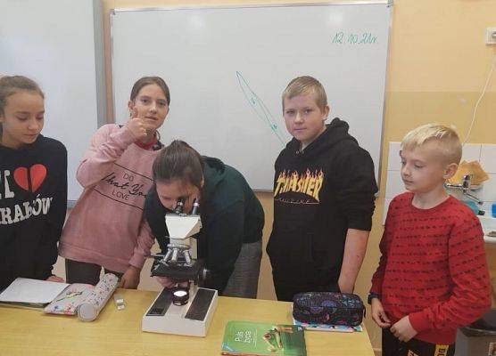 Uczniowie przy mikroskopie