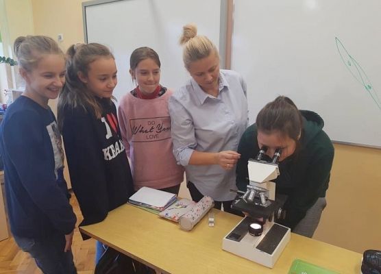 Uczennice prowadzą obserwację mikroskopową