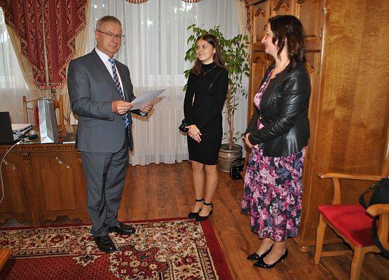 Wójt Gminy Nowa Wieś Lęborska wręcza dyplom uczennicy
