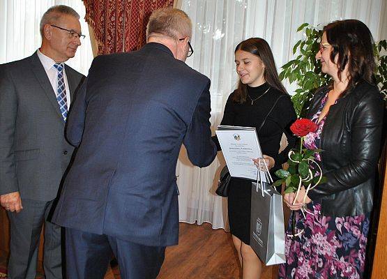 Dyrektor Zespołu Szkół w Łebieniu gratuluje uczennicy