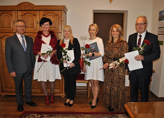 Grupowe zdjęcie wójta z dyrektorami szkół