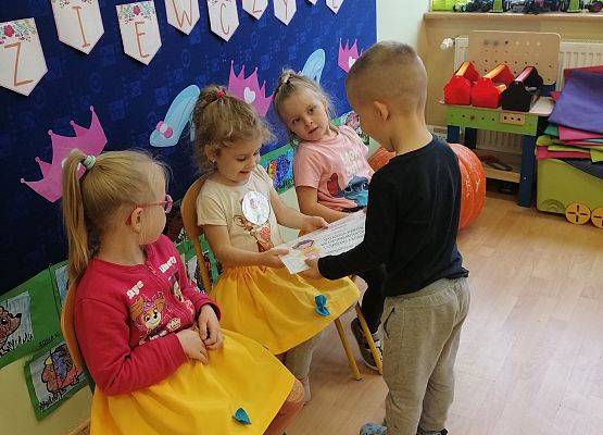 Chłopiec wręcza upominek dziewczynce