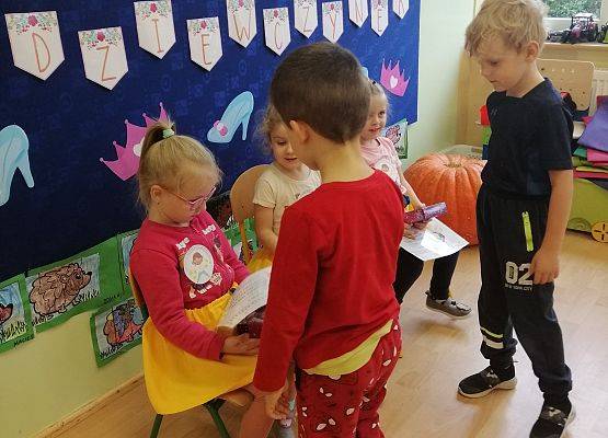 Chłopcy wręczają upominki koleżankom