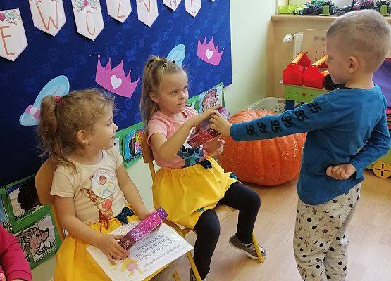 Chłopiec składa życzenia koleżankom