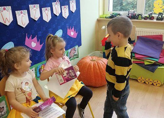 Chłopiec składa życzenia koleżankom