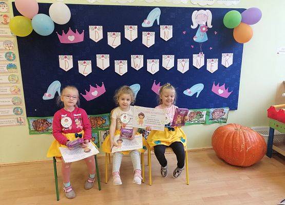 Dziewczynki prezentują upominki, które otrzymały od chłopców