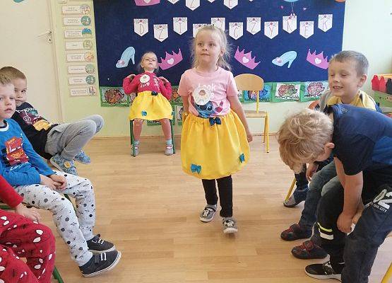 Zabawa dzieci w pokaz mody