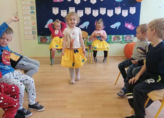 Zabawa dzieci w pokaz mody