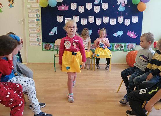 Zabawa dzieci w pokaz mody