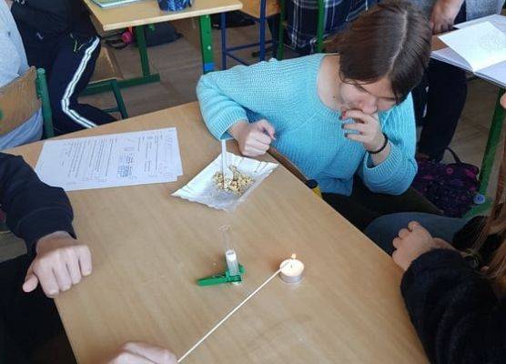 Praca uczniów w grupie, doświadczenie ze świeczką