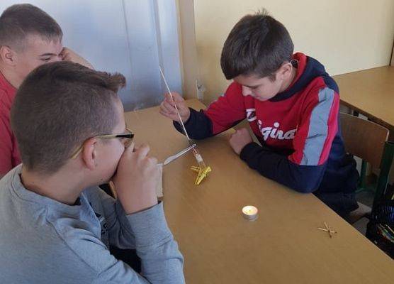 Praca zespołowa uczniów, poszukiwanie tlenu