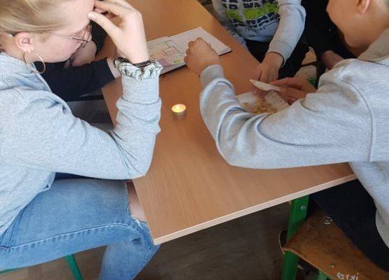 Uczniowie pracują w grupie na lekcji chemii