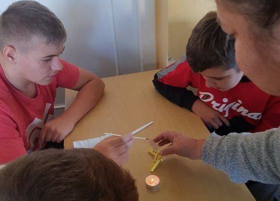 Uczniowie pracują w grupie na lekcji chemii