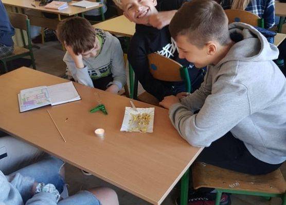 Prace zespołowe uczniów na lekcji chemii