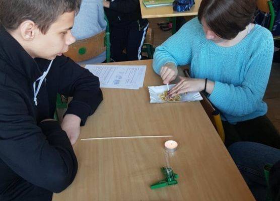 Uczniowie pracują w grupie na lekcji chemii