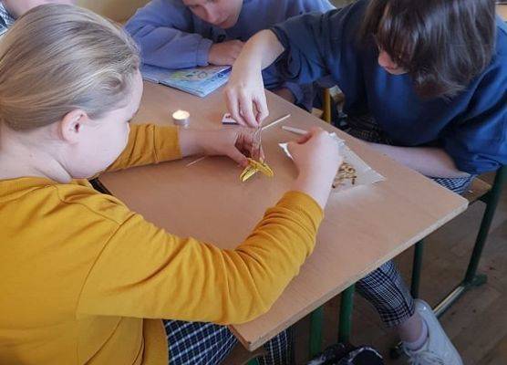 Uczniowie pracują w grupie na lekcji chemii