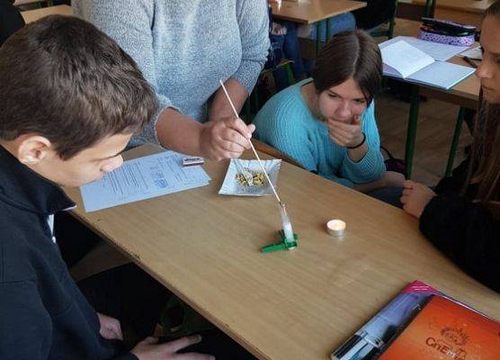 Uczniowie pracują w grupie na lekcji chemii