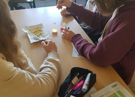 Uczniowie pracują w grupie na lekcji chemii