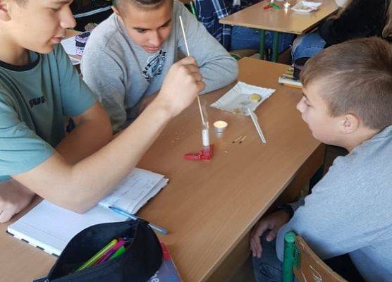 Uczniowie pracują w grupie na lekcji chemii