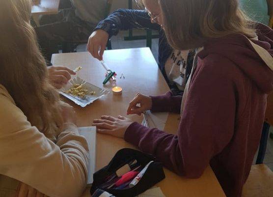 Uczniowie pracują w grupie na lekcji chemii