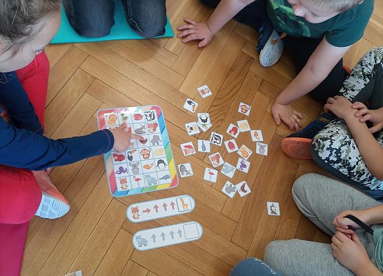 Dzieci kodują za pomocą szyfru