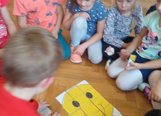 Dzieci układają obrazek