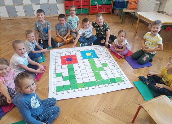 Dzieci ułożyły obrazek na macie według kodu