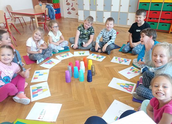 Dzieci zaczynają kodować używając kolorowych kubków