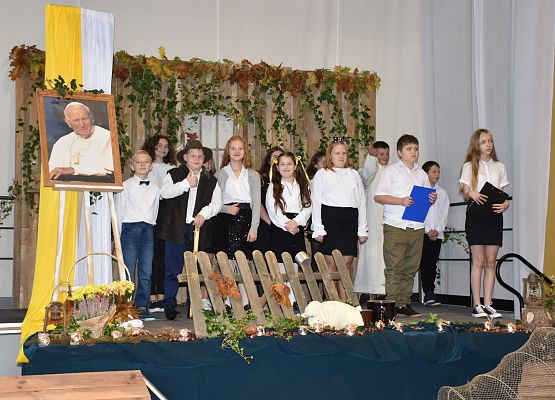 Uczniowie na szkolnej scenie