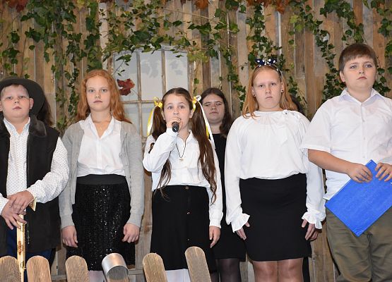 Uczniowie występują na scenie