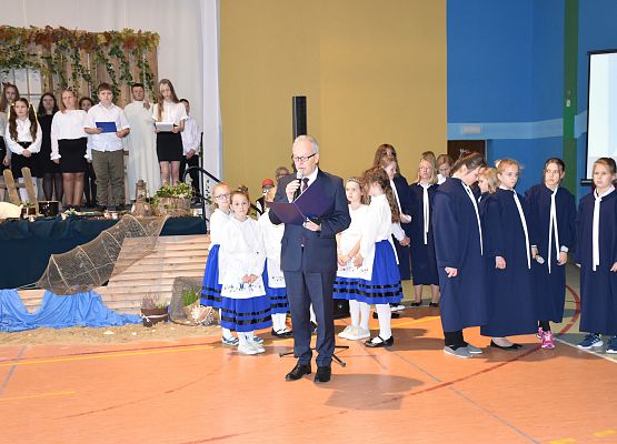 Uroczyste przemówienie dyrektora szkoły