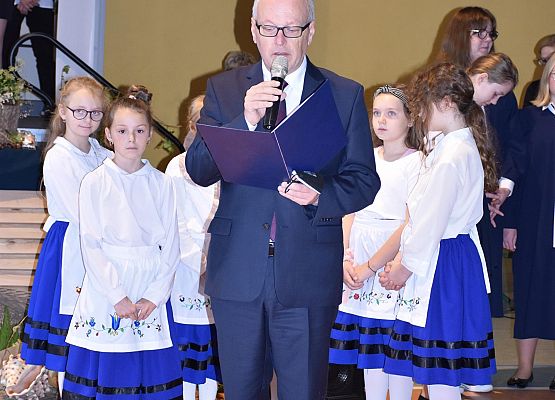 Dyrektor przemawia do uczniów i zaproszonych gości