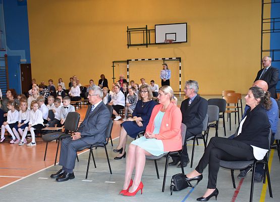 Zaproszeni goście oglądają występ dzieci