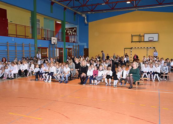 Publiczność szkolna ogląda występ kolegów i koleżanek