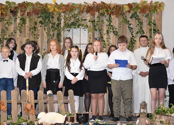 Uczniowie podczas występu