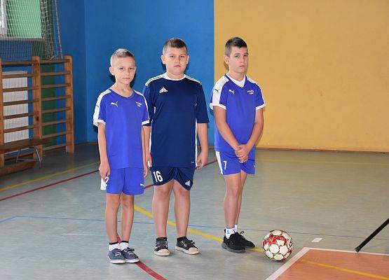 Chłopcy w strojach sportowych podczas występu