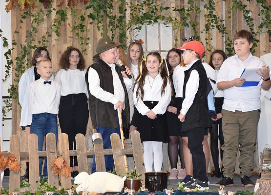 Uczniowie odgrywają scenkę z życia Jana Pawła II