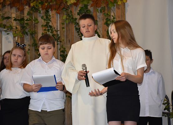 Uczeń odgrywający rolę Jana Pawła II