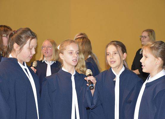 Śpiewające uczennice ubrane w togi