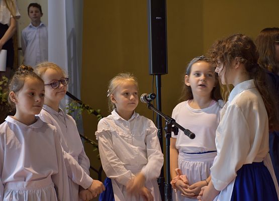 Uczennice śpiewają o Janie Pawle II